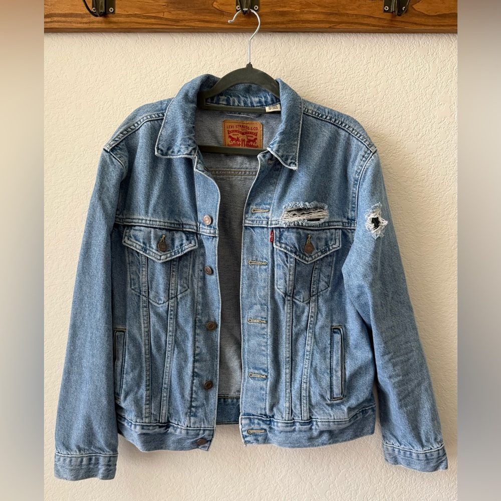 Levi's Women’s Ex-boyfriend Trucker Jacket in Distressed Light/Medium Blue